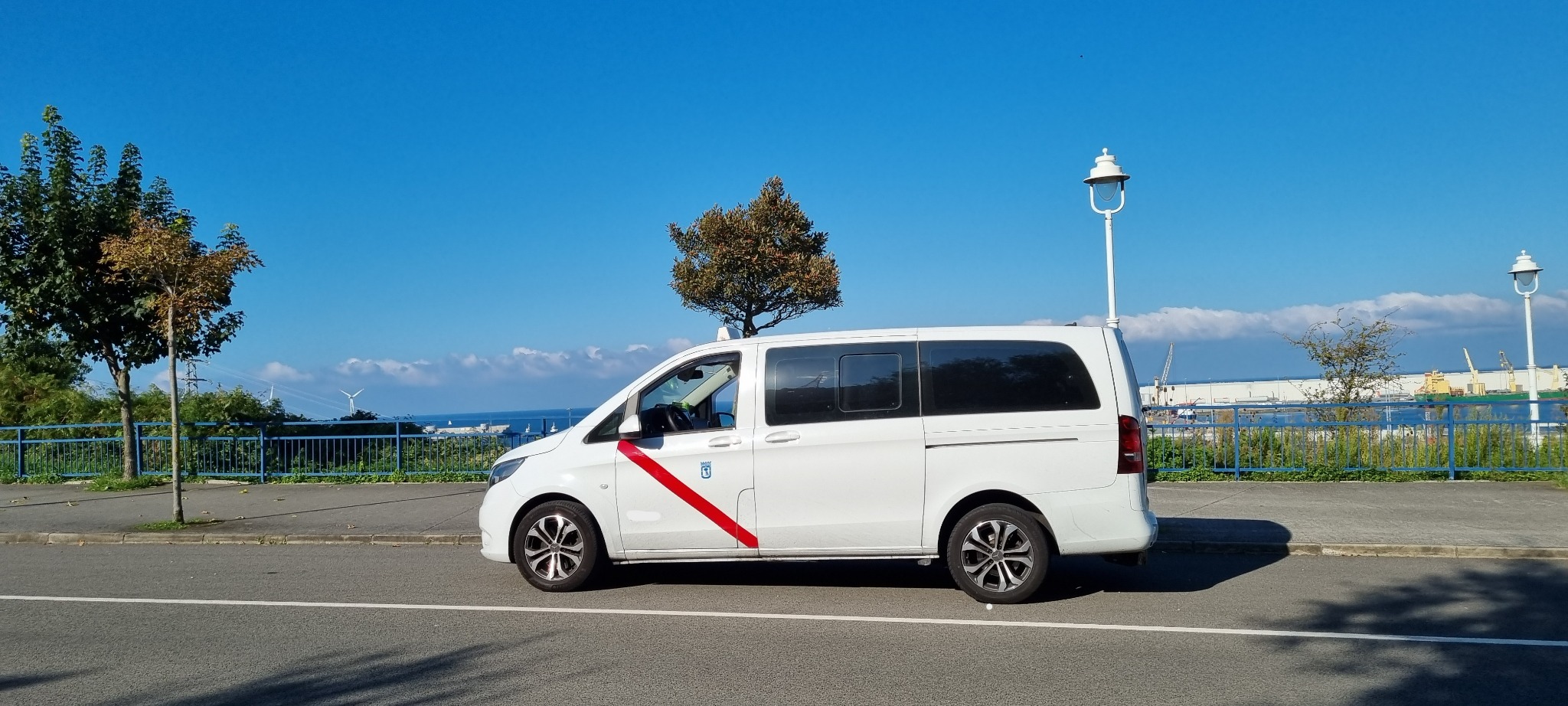 Mercedes Vito de servicio junto al mar